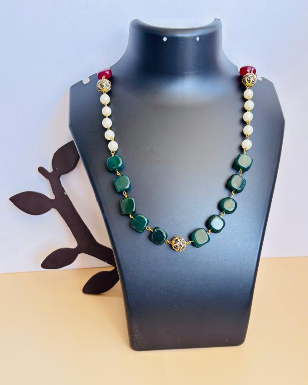 Eligant Green Stone And Pearl Necklace