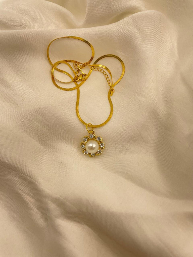 Anti tarnish Chain floral pendent